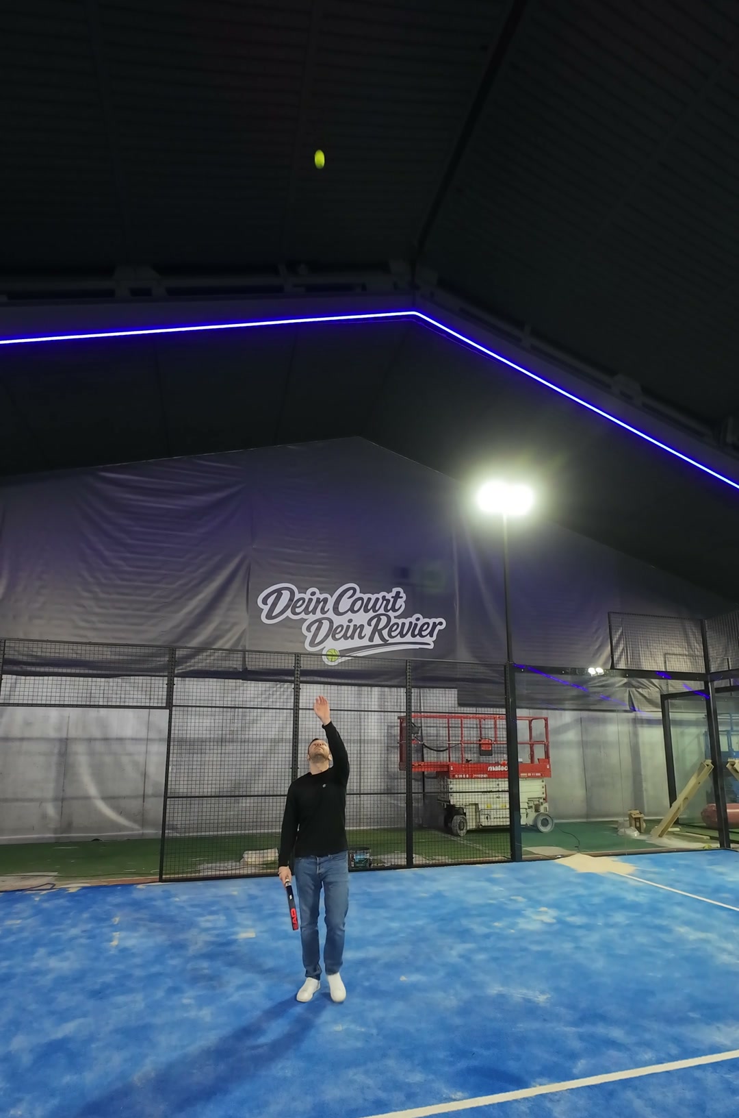 Padel Spieler in Aktion - Dein Court Dein Revier